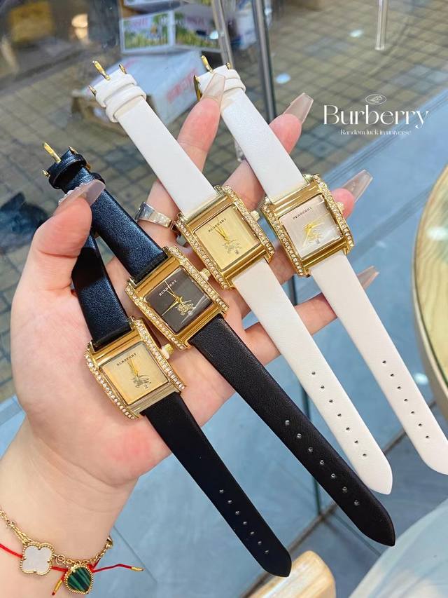 新款独家发售巴宝莉 Burberry 英伦风。是彰显女士品味的一个好“名片”。佩戴一款适合自己的手表是很重要的社交搭配。Burberry手表不仅可以增加那人的时