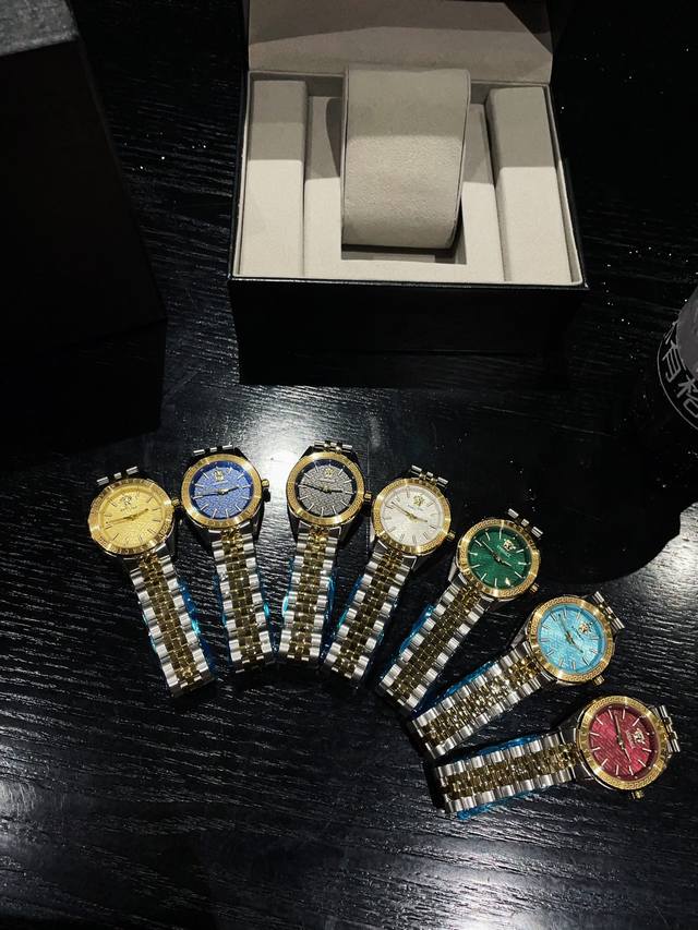 白 金 新款 范思哲 Versace V-Code Lady系列，表径36Mm，希腊回纹铺满表盘与表圈，12时位美杜莎视线聚焦，沿用品牌经典希腊回纹元素，线条勾