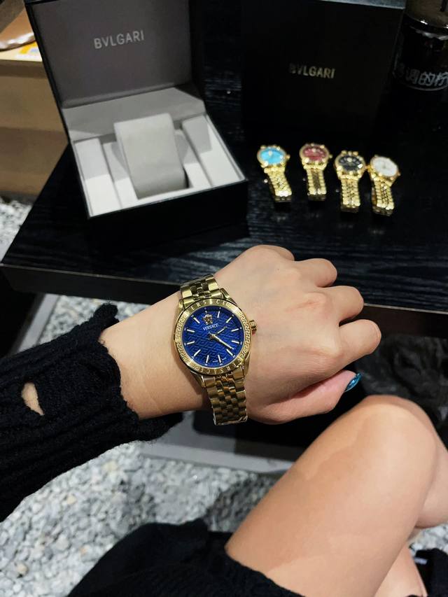 白 金 新款 范思哲 Versace V-Code Lady系列，表径36Mm，希腊回纹铺满表盘与表圈，12时位美杜莎视线聚焦，沿用品牌经典希腊回纹元素，线条勾