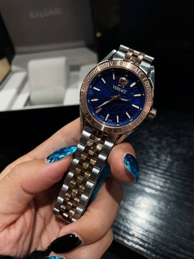 白 金 新款 范思哲 Versace V-Code Lady系列，表径36Mm，希腊回纹铺满表盘与表圈，12时位美杜莎视线聚焦，沿用品牌经典希腊回纹元素，线条勾