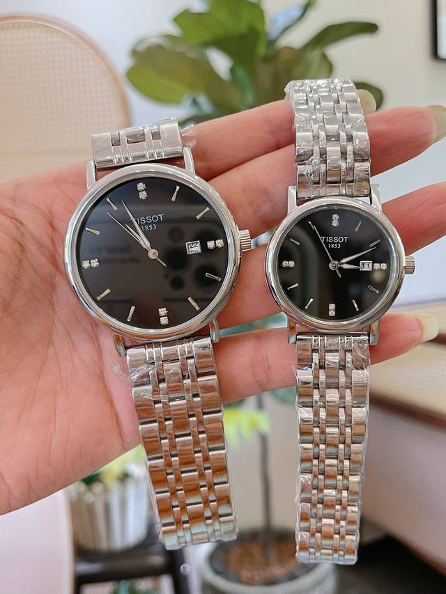 最新白 .金 .钢20 天梭tissot 全新卡森臻我系列情侣对表隆重登场寓意每时每刻做真实的自己。每一种身份，皆是兴之所至。每一年真我，都独具魅力。佩戴卡森臻