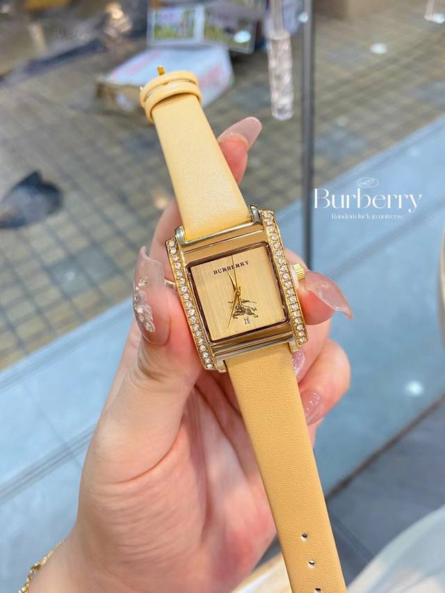 新款独家发售巴宝莉 Burberry 英伦风。是彰显女士品味的一个好“名片”。佩戴一款适合自己的手表是很重要的社交搭配。Burberry手表不仅可以增加那人的时