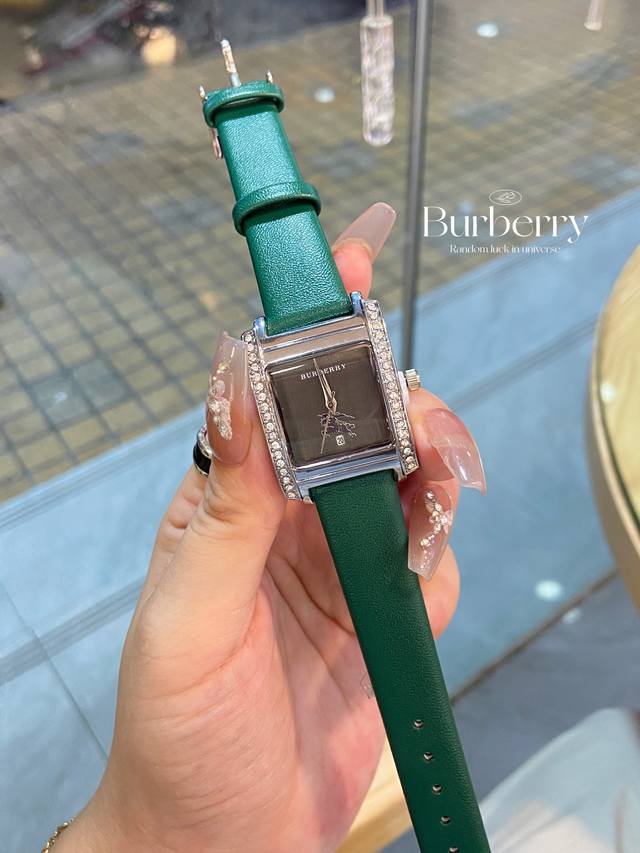 新款独家发售巴宝莉 Burberry 英伦风。是彰显女士品味的一个好“名片”。佩戴一款适合自己的手表是很重要的社交搭配。Burberry手表不仅可以增加那人的时