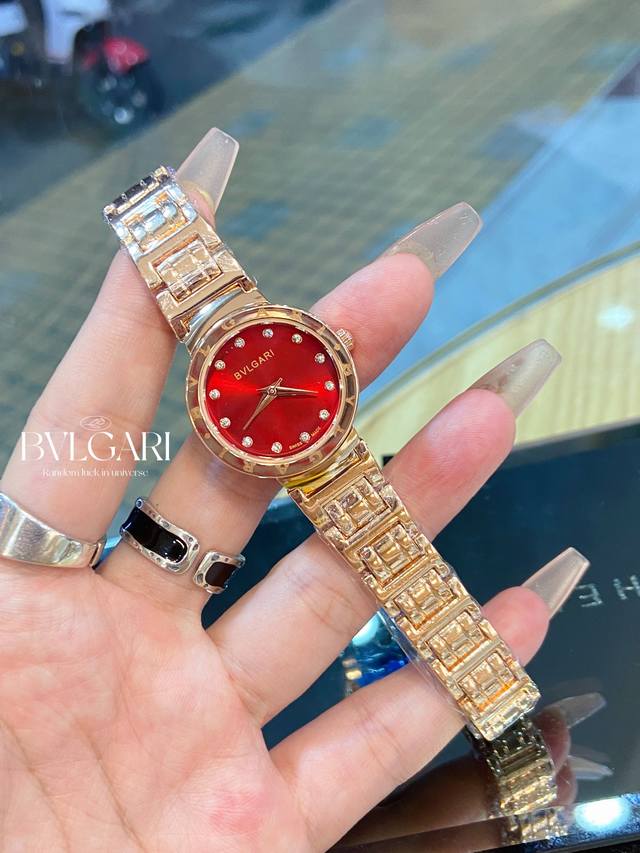 宝格丽mini款 ！Bvlgari 宝格丽 Bvlgari系列 经典又不失时尚气息女表，进口石英，合金材质 细节做工非常不错，小号尺寸：表盘直径26Mm,厚6M