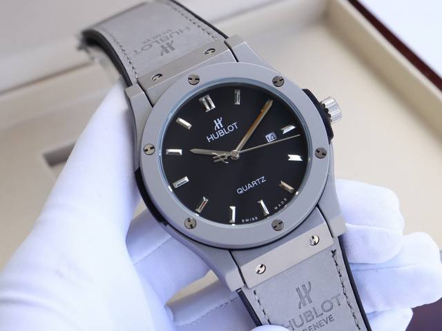 宇舶 恒宝hublot 经典融合系列 316精钢表壳 壳套采用cnc工艺精细打磨加工 确保各方位细节 圈口彰显宇舶独特拉丝工艺效果，表带采用进口橡胶表带、头层小