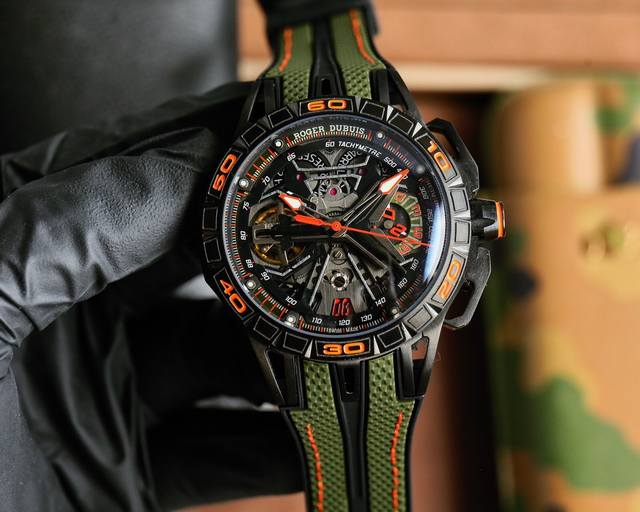 罗杰 杜彼 Roger Dubuis 豪爵 Excalibur 王者系列 自动上链机芯，表壳：46毫米 , Sapphire Crystal Carbon 钛合