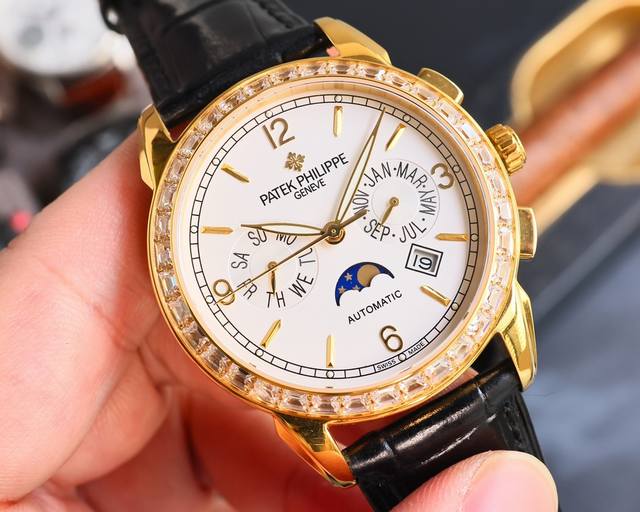 白 金 百达翡丽patek Philippe复杂功能系列-纯手工-雕花腕表-惊艳登场，42毫米的表径适配大众男性手寸，非常商务可亦休闲。整表表壳手工雕刻花纹，视