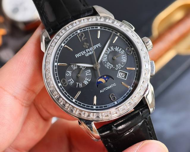 白 金 百达翡丽patek Philippe复杂功能系列-纯手工-雕花腕表-惊艳登场，42毫米的表径适配大众男性手寸，非常商务可亦休闲。整表表壳手工雕刻花纹，视