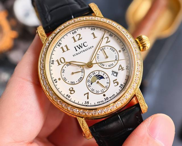 白 金 百达翡丽patek Philippe复杂功能系列-纯手工-雕花腕表-惊艳登场，42毫米的表径适配大众男性手寸，非常商务可亦休闲。整表表壳手工雕刻花纹，视