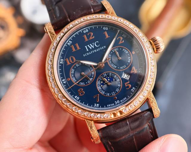 白 金 百达翡丽patek Philippe复杂功能系列-纯手工-雕花腕表-惊艳登场，42毫米的表径适配大众男性手寸，非常商务可亦休闲。整表表壳手工雕刻花纹，视