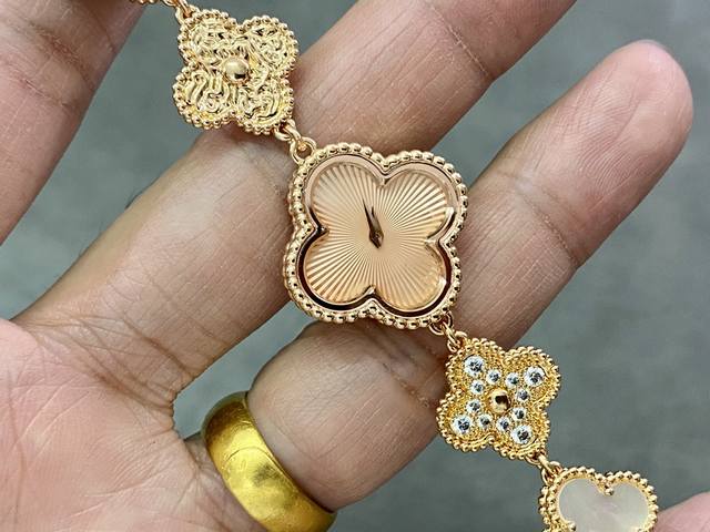 手链款 品牌：梵克雅宝-Van Cleef＆Arpels 系列：Alhambra手链款系列 腕表继续沿袭梵克雅宝的标志性图案散发恒久隽永的优雅气息，精美镶钻设计