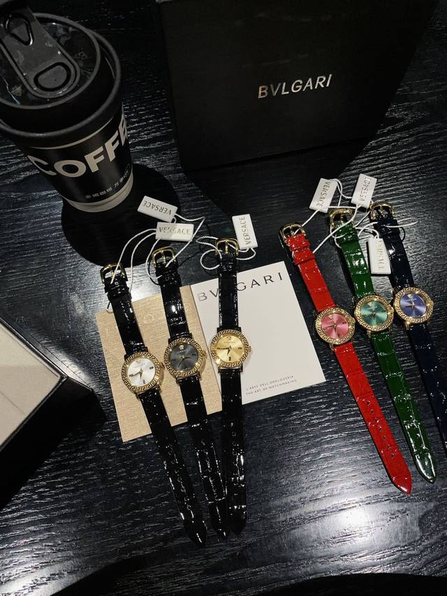 白 金 新款 范思哲 Versace Petit系列，表径28Mm，融合了简约时标与创新款式设计加上吸睛腕带，彰显出充满都市风格的组合，为都市女士打造，百搭简约