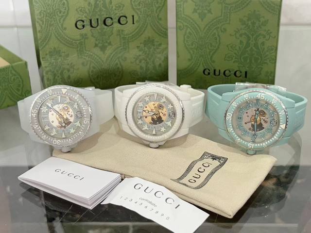 古驰 Gucci新款新款，Gucci Dive 系列腕表全新亮相，以潜水表为设计灵感，蜜蜂、星星 等元素点缀透明表盘，唤起本真记忆。 在可持续工艺的加持下，这款