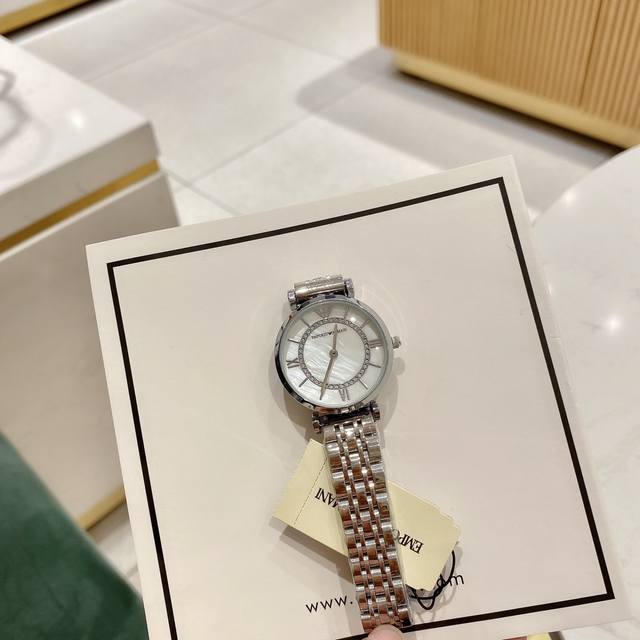 阿玛尼armani 型号：Ar1909表壳：316L精钢表镜：强化矿物质玻璃表带：316L表径尺寸：32Mm＊璀璨精致表盘镶嵌的水钻与珍珠贝母完美融合闪耀腕间