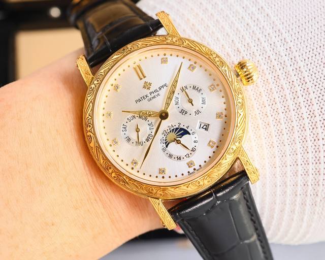 白 -金 百达翡丽patek Philippe复杂功能系列-纯手工-雕花腕表-惊艳登场，42毫米的表径适配大众男性手寸，非常商务可亦休闲。整表表壳手工雕刻花纹，