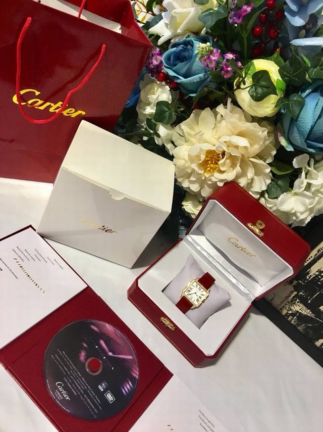 白壳 金壳 钻50 实拍 Cartier 卡地亚桑托斯系列，市场高版本，更专注重细节。请认准独家实拍细节，尺寸:男44X35，女38X30，蓝宝石水晶玻璃，瑞士