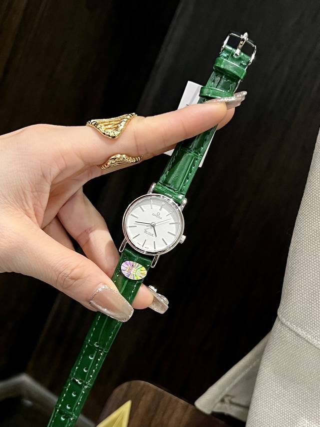 皮带白 枚 #中古欧米茄 Vintage西洋longines简约小金豆，简直太别致了！小尺寸26Mm低调又不失细节的美，表盘刻度也太纤细秀气了吧！复古独特，上手