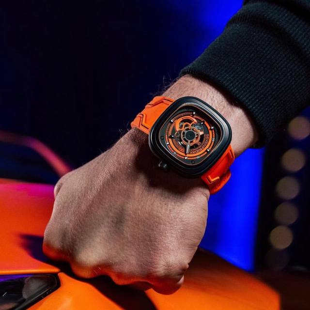 Sevenfriday P3 07 Kuka Iii 炫目登场再现独特黑橙色彩充满视觉冲击的机械表盘作为Sevenfriday表迷们最津津乐道的系列之一，Kuk