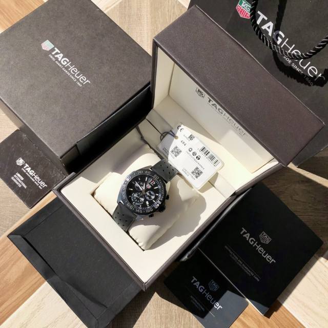 Original Tagheuer 泰格豪雅F1系列石英男士腕表 原单货！六针计时带日历！瑞士原装机芯！精钢表壳，蓝宝石玻璃！专柜售价一万多！～43Mm表径！配