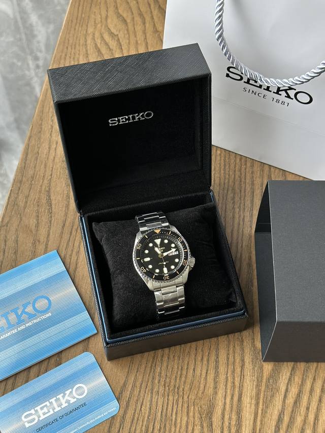 卡西欧Seiko 5运动迷笛黑色男士不锈钢表壳和手链自动机芯手表经典的外观与著名的精工完成。形式和功能与这款精工时计无缝结合。不锈钢表壳由黑色表盘和与之匹配的黑