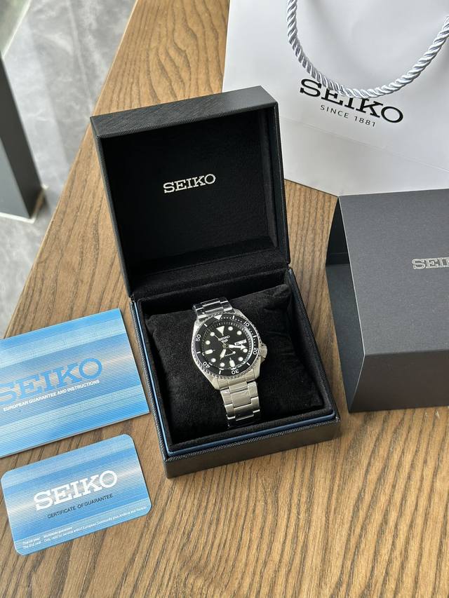 卡西欧Seiko 5运动迷笛黑色男士不锈钢表壳和手链自动机芯手表经典的外观与著名的精工完成。形式和功能与这款精工时计无缝结合。不锈钢表壳由黑色表盘和与之匹配的黑