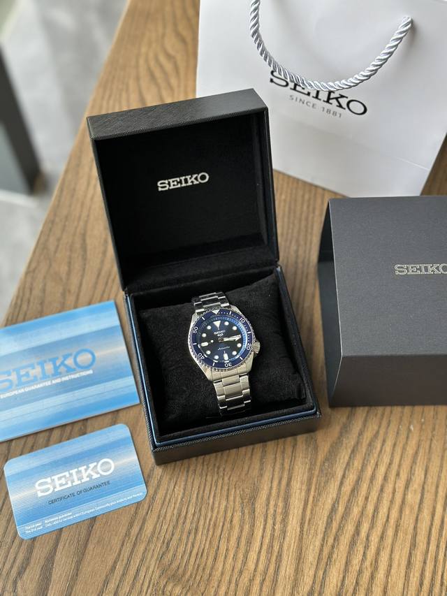 卡西欧Seiko 5运动迷笛黑色男士不锈钢表壳和手链自动机芯手表经典的外观与著名的精工完成。形式和功能与这款精工时计无缝结合。不锈钢表壳由黑色表盘和与之匹配的黑