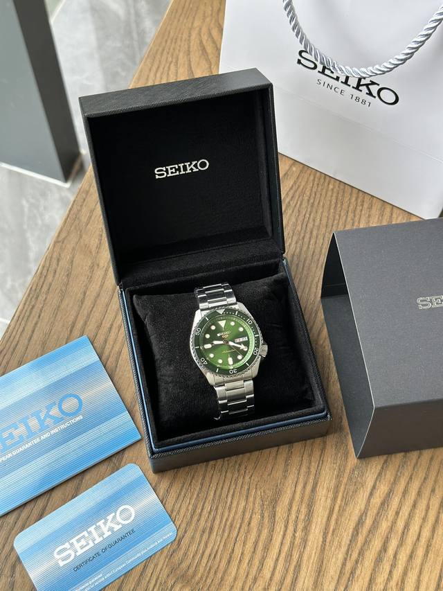 卡西欧Seiko 5运动迷笛黑色男士不锈钢表壳和手链自动机芯手表经典的外观与著名的精工完成。形式和功能与这款精工时计无缝结合。不锈钢表壳由黑色表盘和与之匹配的黑