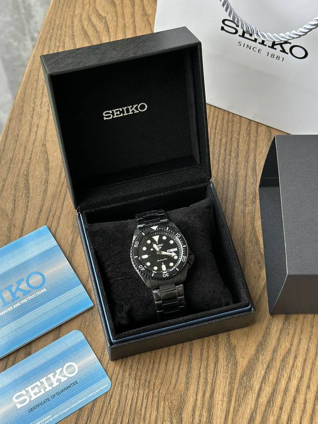 卡西欧Seiko 5运动迷笛黑色男士不锈钢表壳和手链自动机芯手表经典的外观与著名的精工完成。形式和功能与这款精工时计无缝结合。不锈钢表壳由黑色表盘和与之匹配的黑