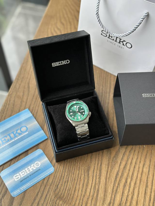 卡西欧Seiko 5运动迷笛黑色男士不锈钢表壳和手链自动机芯手表经典的外观与著名的精工完成。形式和功能与这款精工时计无缝结合。不锈钢表壳由黑色表盘和与之匹配的黑