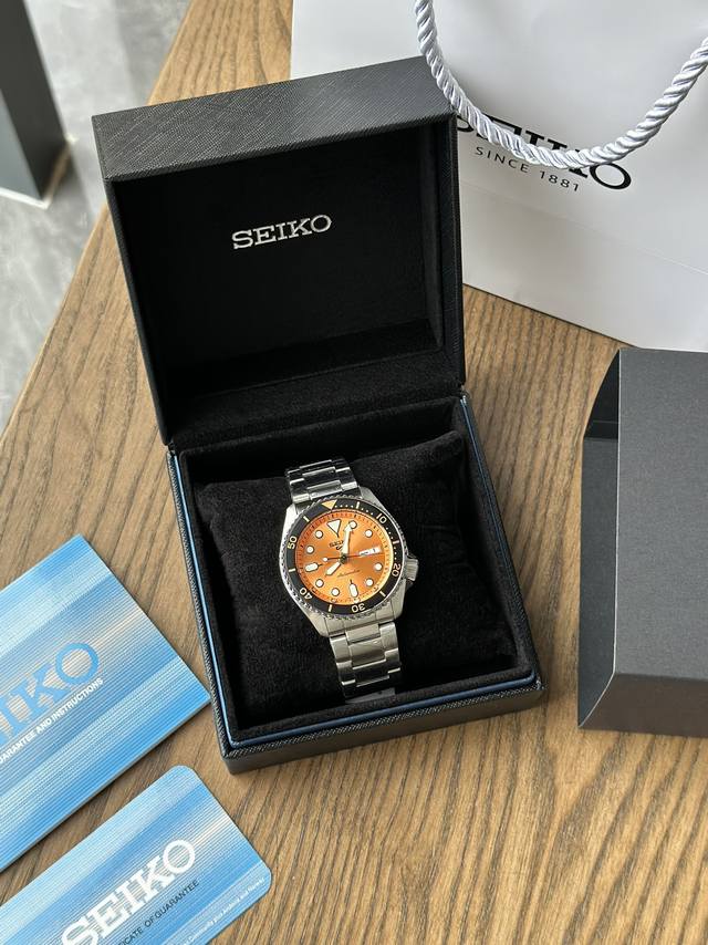 卡西欧Seiko 5运动迷笛黑色男士不锈钢表壳和手链自动机芯手表经典的外观与著名的精工完成。形式和功能与这款精工时计无缝结合。不锈钢表壳由黑色表盘和与之匹配的黑