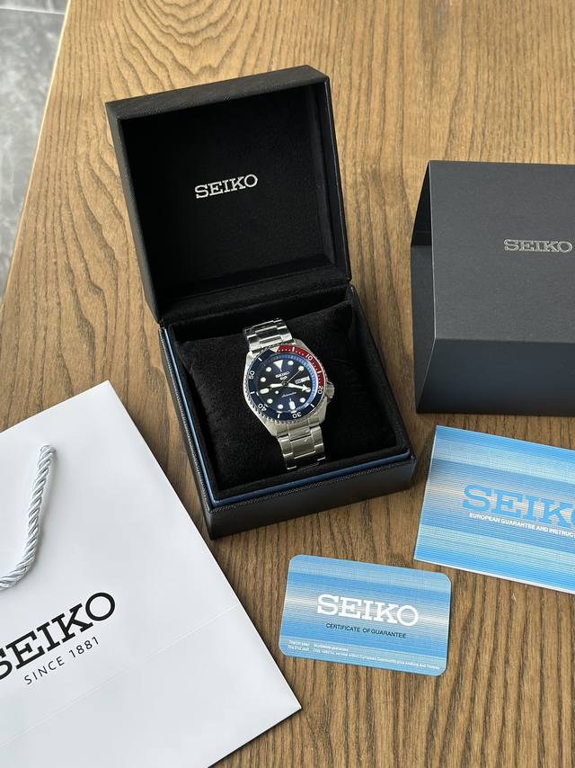 卡西欧Seiko 5运动迷笛黑色男士不锈钢表壳和手链自动机芯手表经典的外观与著名的精工完成。形式和功能与这款精工时计无缝结合。不锈钢表壳由黑色表盘和与之匹配的黑