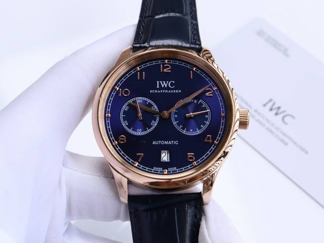 万国-Iwc 萄七 匠心制作 强烈推荐 隆重登场。简约商务的设计之下，蕴含一丝浓郁的复古情怀 机芯 搭载全自动进口机械， 走时精准，动力储备强劲 表壳 腕表尺寸