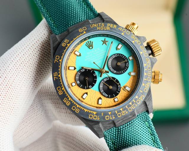 Rolex-宇宙计时迪通拿系列之碳纤维定制版，腕表不仅佩戴轻便，外表坚硬。且每一只腕表都拥有独一无二的碳纤花纹材质。 表壳 腕表尺寸40X12.4吻合原装。实力