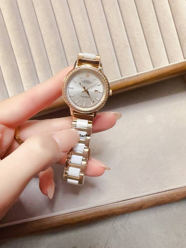 金+20陶瓷20 简约设计 优雅气质 劳力士-Rolex 女士腕表 进口石英机芯 矿物强化玻璃 316L精钢表壳 真皮表带 时尚大方 经典热卖尺寸:直径28Mm