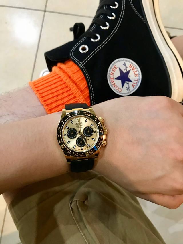 Rolex 当下胶带金迪里最炙手可热的一款，黄金胶带迪通拿，金盘黑眼，圈内也喜欢叫做余文乐迪，这个名字的起因是演员余文乐在他大婚之日佩戴的就是这款腕表。