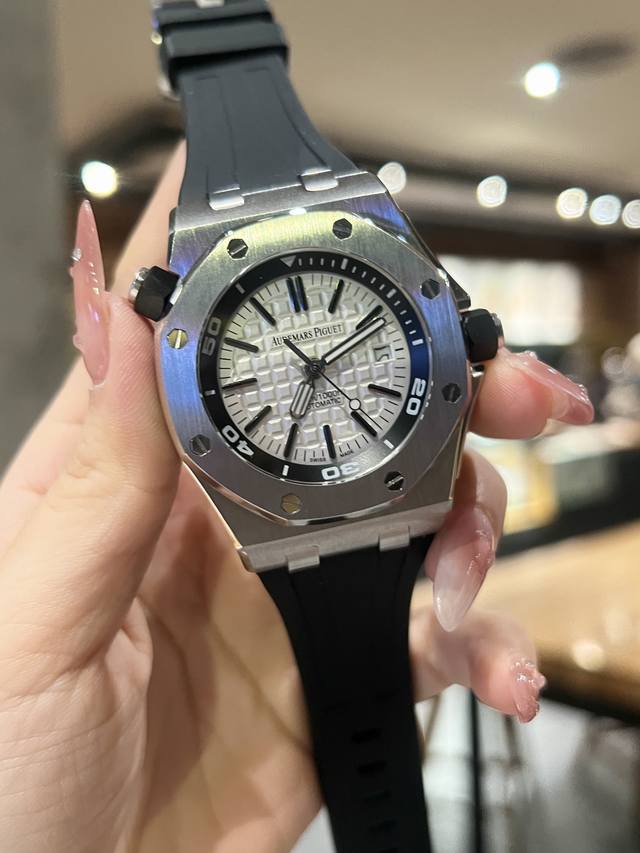 爱彼A Audemars Piguet 15710St.Oo.A002Ca.01皇家橡树离岸型 男士机械腕表，搭配全自动机械机芯 反炫光玻璃 采用磨砂表壳，搭配