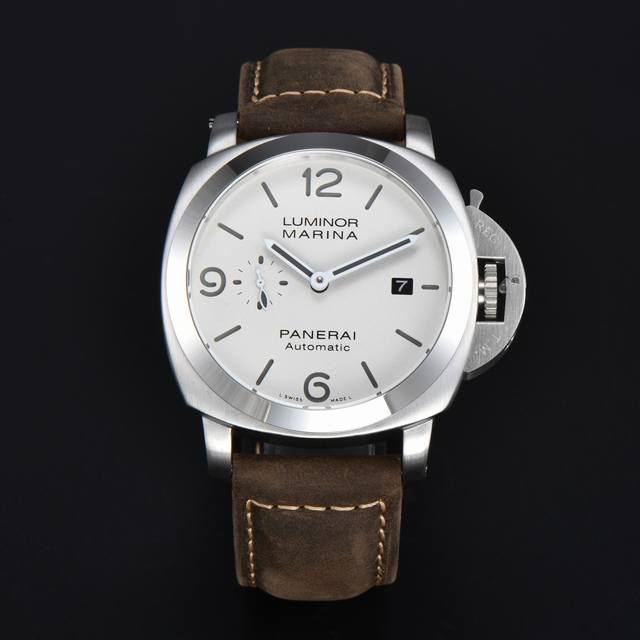 沛纳海--Panerai 类型：男士顶级腕表 机芯：有全自动上海机械机芯 表壳：316L精钢表壳 镜面：矿物强化防摔玻璃 皮带：真牛皮表带 尺寸：直径44Mm，