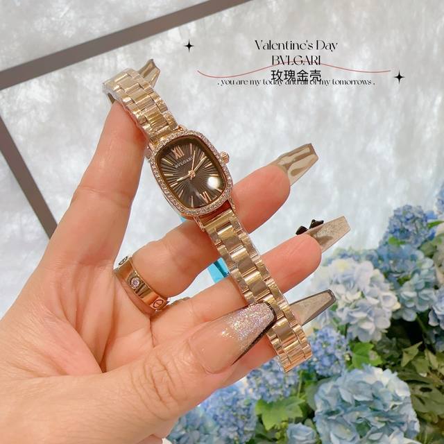 宝格丽Mini款 ！Bvlgari 宝格丽 Bvlgari系列 经典又不失时尚气息女表，进口石英，合金材质 细节做工非常不错，小号尺寸：表盘直径21X 27Mm