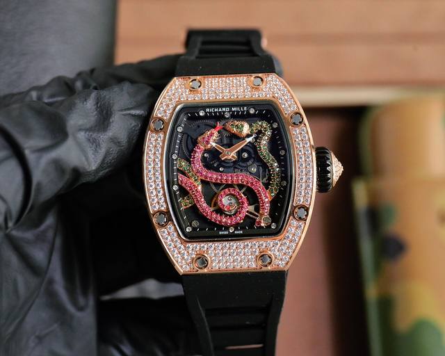 理查德米勒 Richardmille 全新推出圖案的Rm 2 1，為Rm系列珠寶時計又添一款新品滿鑲鑽石和黑藍寶石，與飛輪結合在一起。腕表可以說是佩戴在手腕上的