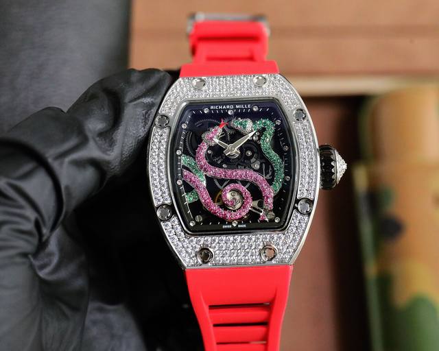 理查德米勒 Richardmille 全新推出圖案的Rm 2 1，為Rm系列珠寶時計又添一款新品滿鑲鑽石和黑藍寶石，與飛輪結合在一起。腕表可以說是佩戴在手腕上的