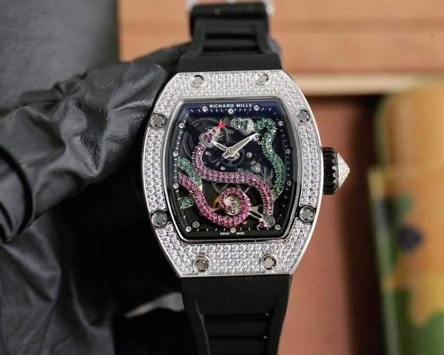 理查德米勒 Richardmille 全新推出圖案的Rm 2 1，為Rm系列珠寶時計又添一款新品滿鑲鑽石和黑藍寶石，與飛輪結合在一起。腕表可以說是佩戴在手腕上的