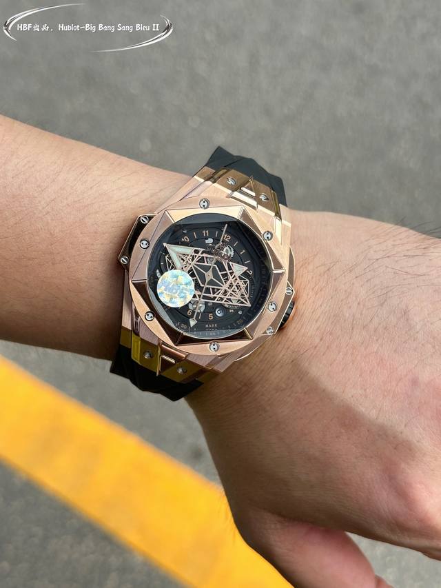 光壳， Hublot 宇舶 全新Big Bang Sang Bleu Ii 刺青腕表 再次与知名刺青工作室Sang Bleu合作，推出又款利用几何图形巧妙构思的