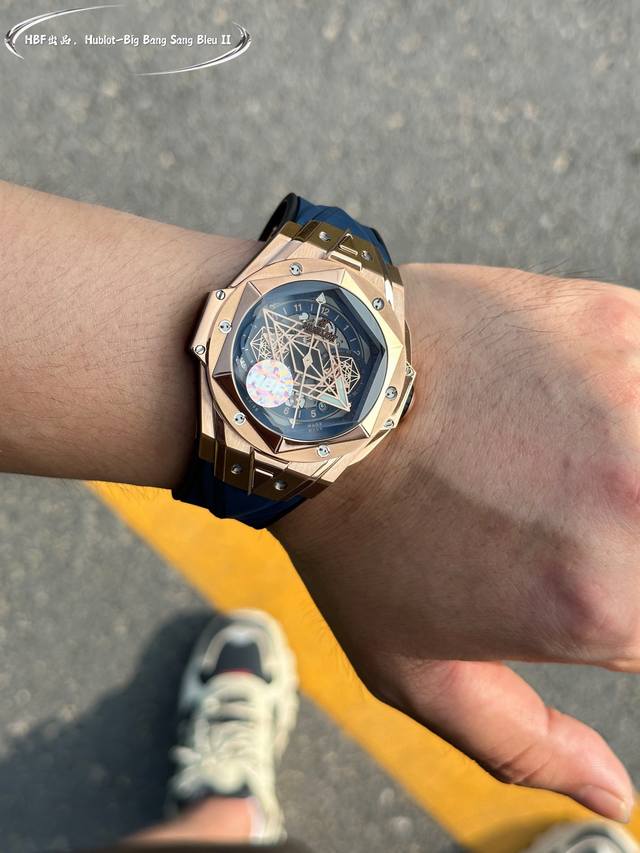 光壳， Hublot 宇舶 全新Big Bang Sang Bleu Ii 刺青腕表 再次与知名刺青工作室Sang Bleu合作，推出又款利用几何图形巧妙构思的