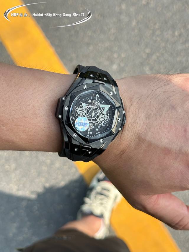 光壳， Hublot 宇舶 全新Big Bang Sang Bleu Ii 刺青腕表 再次与知名刺青工作室Sang Bleu合作，推出又款利用几何图形巧妙构思的