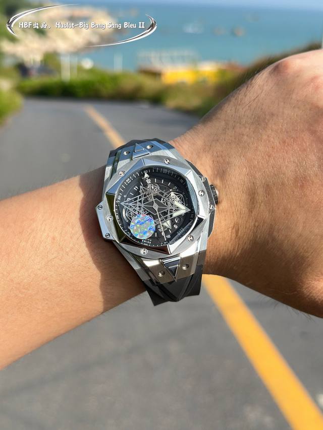 光壳， Hublot 宇舶 全新Big Bang Sang Bleu Ii 刺青腕表 再次与知名刺青工作室Sang Bleu合作，推出又款利用几何图形巧妙构思的