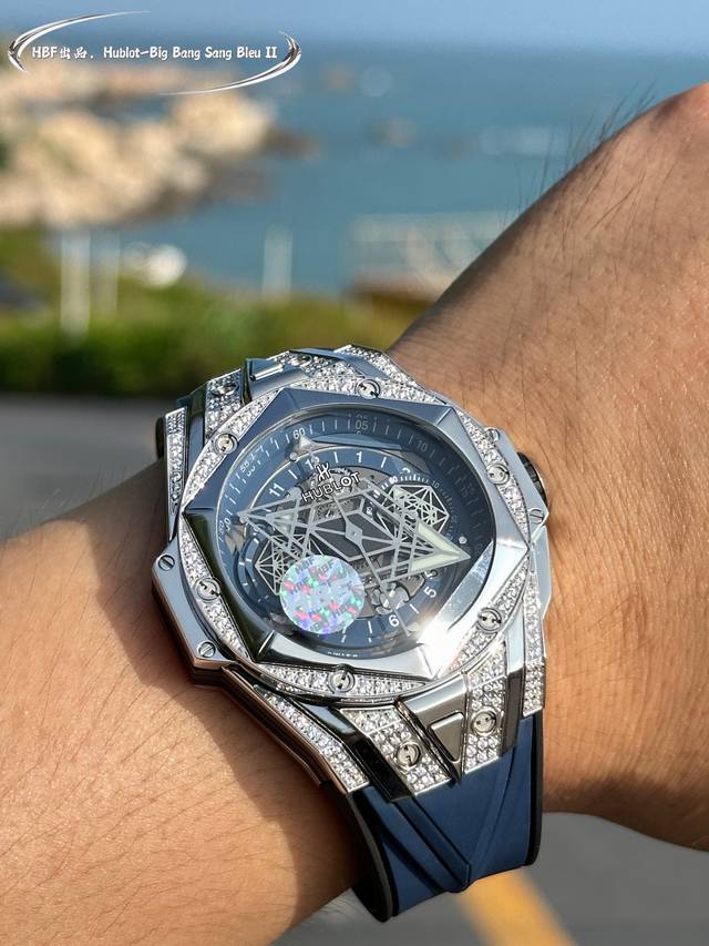 钻壳， Hublot 宇舶 全新Big Bang Sang Bleu Ii 刺青腕表 再次与知名刺青工作室Sang Bleu合作，推出又款利用几何图形巧妙构思的