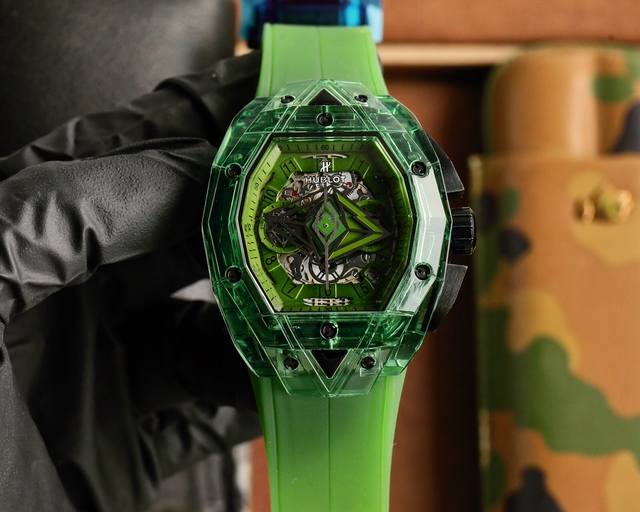 同价 Hublot宇舶新品：刺青三代 宝石之域，透视新时承袭Big Bang灵魂系列精髓。 超透明进口K9料材质腕表壳，菱形双凹凸玻璃镜面，焕现雕塑层次感。 精