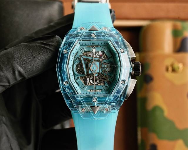 同价 Hublot宇舶新品：刺青三代 宝石之域，透视新时承袭Big Bang灵魂系列精髓。 超透明进口K9料材质腕表壳，菱形双凹凸玻璃镜面，焕现雕塑层次感。 精