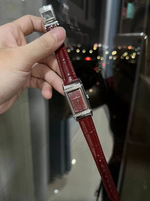 白 .金+20.钻+30.钢带+30。积家 Jaeger-Lecoultre Reverso One Duetto 双面翻转系列腕表，正面配备太阳放射状玑镂饰纹