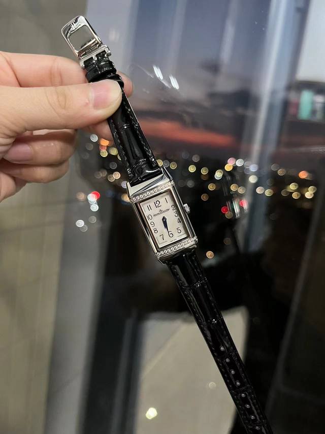 白 .金+20.钻+30.钢带+30。积家 Jaeger-Lecoultre Reverso One Duetto 双面翻转系列腕表，正面配备太阳放射状玑镂饰纹